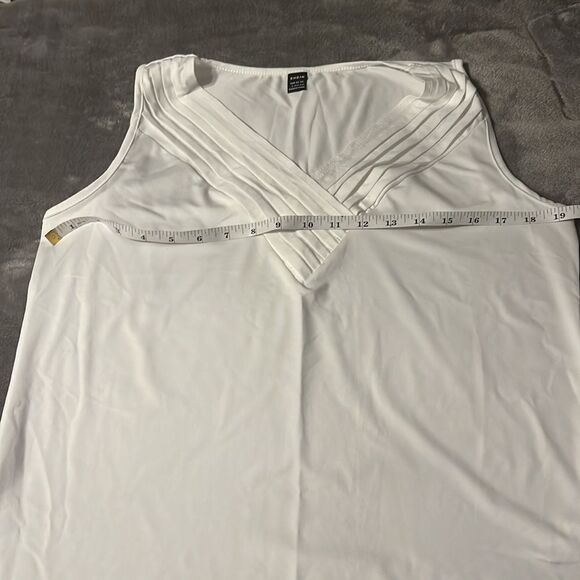 Two Women’s Tops - SHEIN - Picture 4 of 11